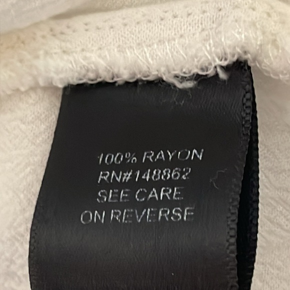 Torrid Women's White Lightweight Blouse. Good Condition. Size 4. - Picture 7 of 8